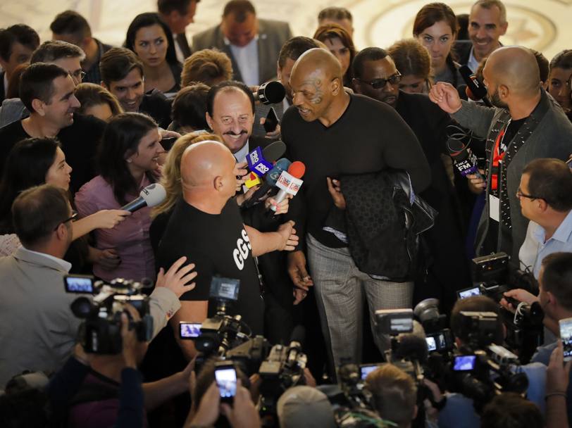  Tyson, 50 anni,  stato circondato da decine di giornalisti e ha dovuto lottare non poco per potersi muovere
